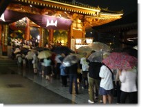 四万六千日で浅草寺を参拝する人々の長い列